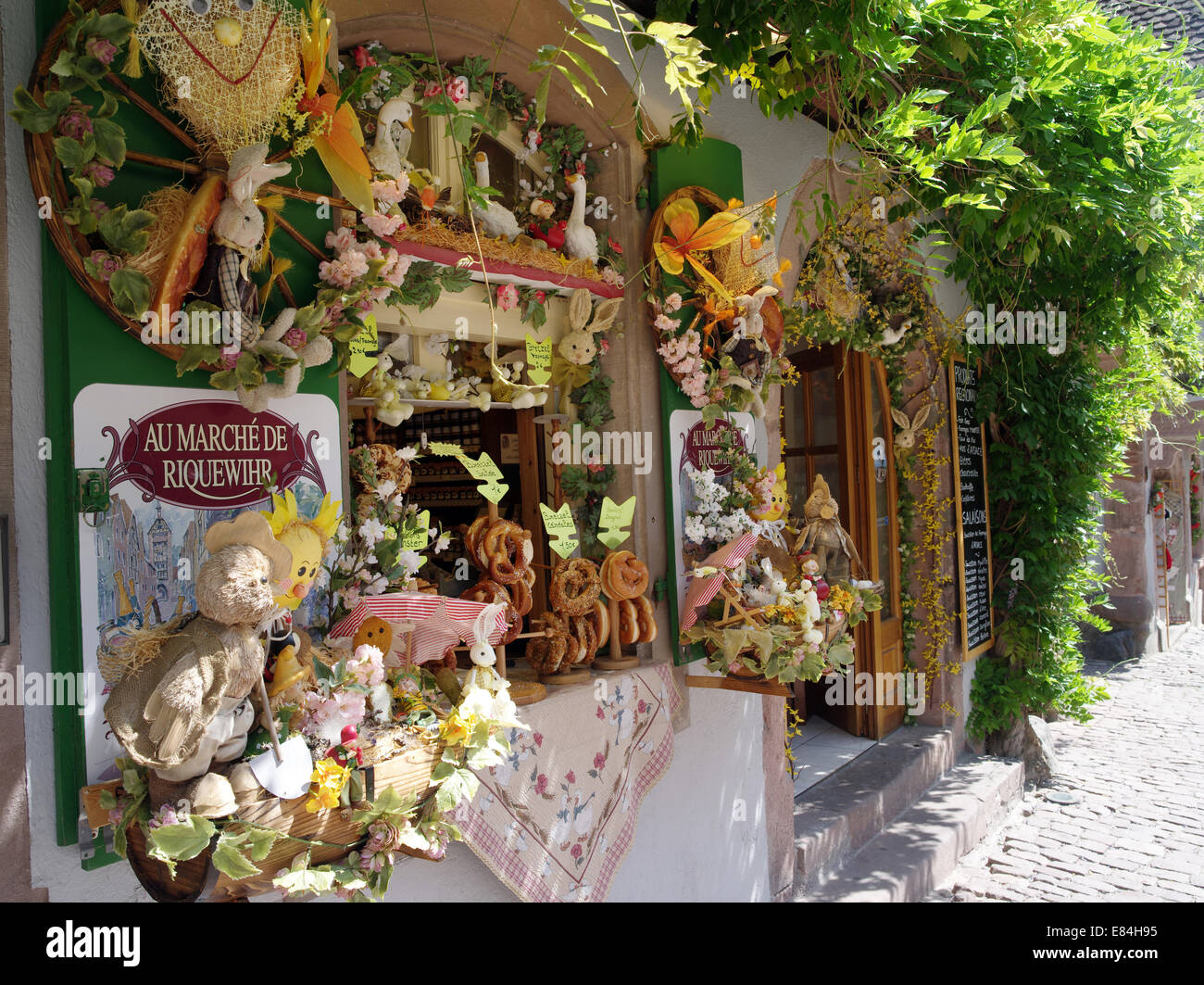 Lapin de Pâques sur une façade à Riquewihr en Alsace, France Banque D'Images Lapin de Pâques sur une façade à Riquewihr en Alsace, France Banque D'Images