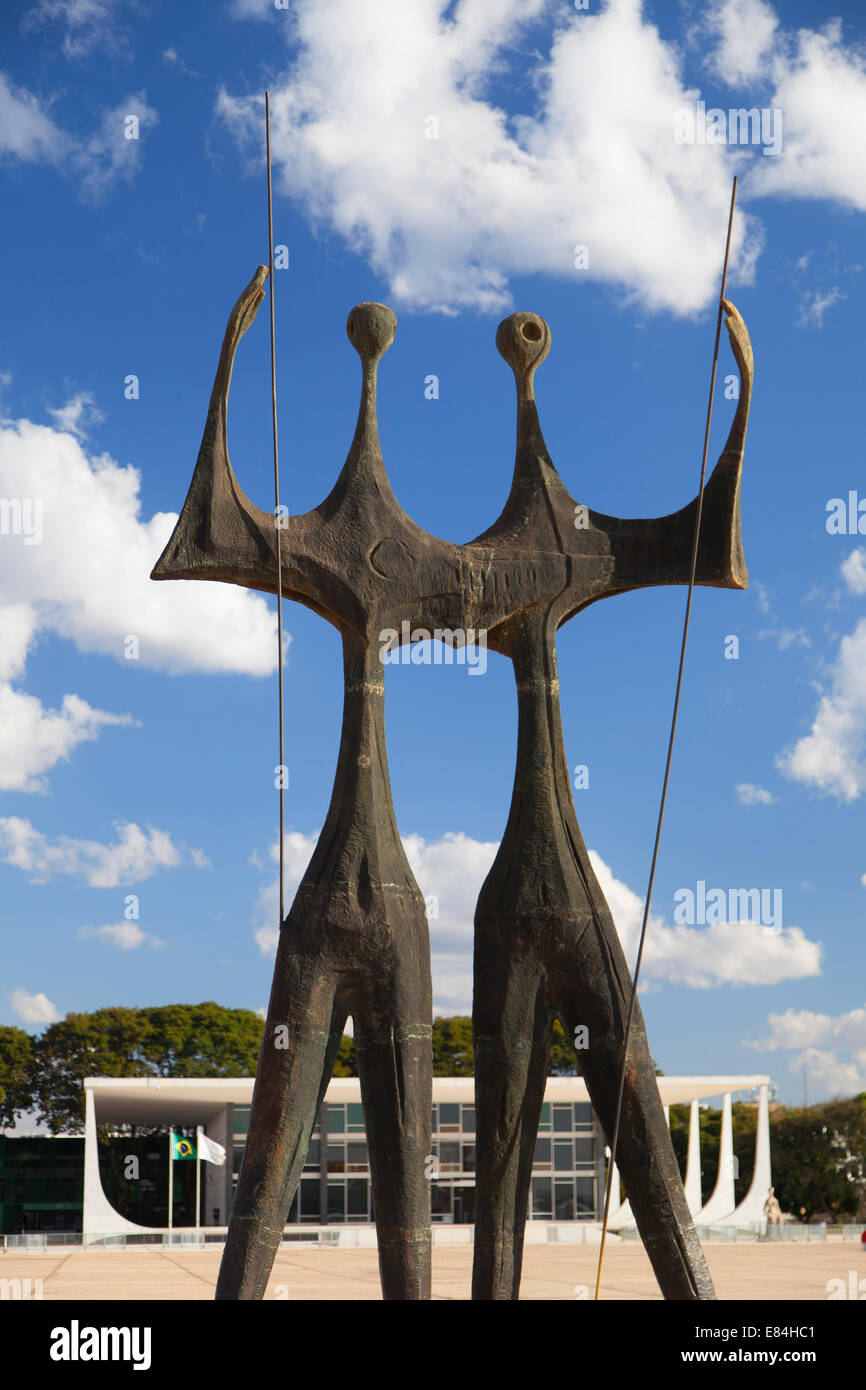 Dois Candangos (deux ouvriers) sculpture et Tribunal Suprême Fédéral dans trois puissances Square, Brasilia, Brésil, District Fédéral Banque D'Images