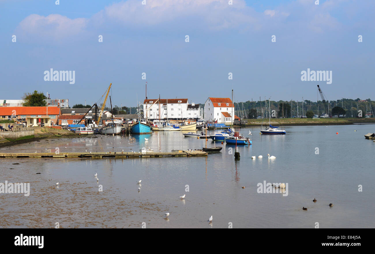 La ville de Riverside Woodbridge sur la rivière Deben dans Suffolk avec bateaux amarrés à quai Banque D'Images