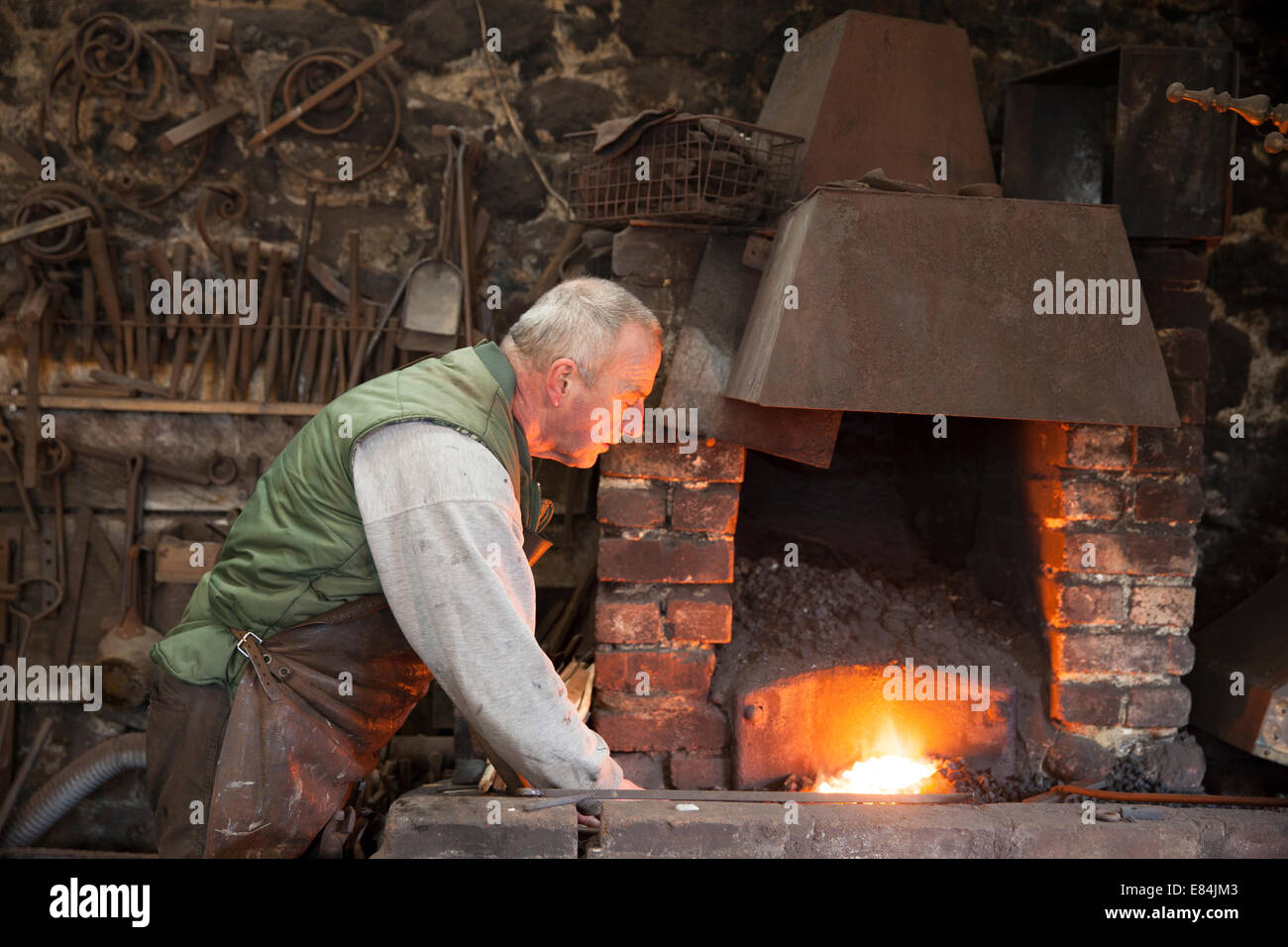 Forgeron traditionnel à l'œuvre dans sa forge, Clapham, Dartmoor, Devon Banque D'Images
