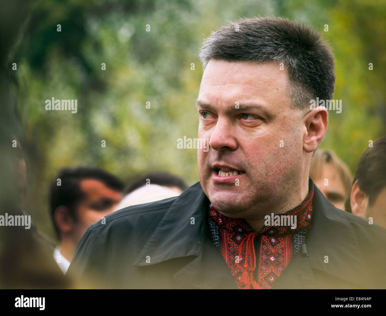 Ukrainien Oleh Tyahnybok est un homme politique qui est membre de la Verkhovna Rada et le chef de parti politique nationaliste Svoboda -- de Kiev à la zone de guerre est allé de l'avant-garde du bataillon "ich'. Des soldats des Forces spéciales qui ont servi pour le Moyen-Orient, ont étudié pendant plus de deux mois. Les rangs du bataillon est venu tous les bénévoles. La grande majorité de "ich" - les membres de l'Union panukrainienne "voboda" ("Liberté"). Adieu solennel a eu lieu à la capitale le Instytutska la rue où l'hiver a tué des centaines de héros le ciel. Banque D'Images