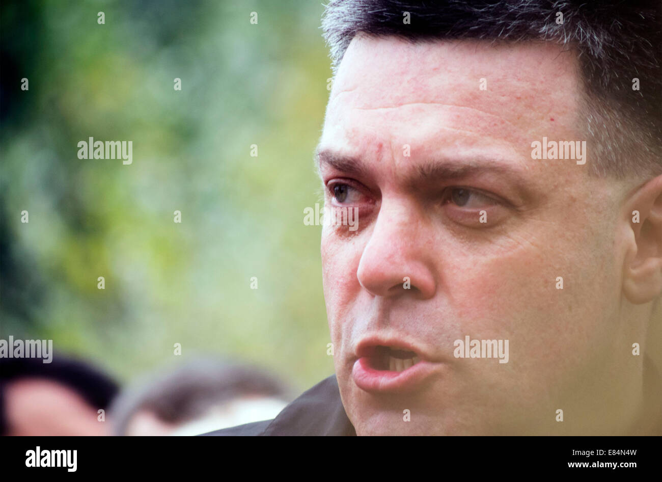 Ukrainien Oleh Tyahnybok est un homme politique qui est membre de la Verkhovna Rada et le chef de parti politique nationaliste Svoboda -- de Kiev à la zone de guerre est allé de l'avant-garde du bataillon "ich'. Des soldats des Forces spéciales qui ont servi pour le Moyen-Orient, ont étudié pendant plus de deux mois. Les rangs du bataillon est venu tous les bénévoles. La grande majorité de "ich" - les membres de l'Union panukrainienne "voboda" ("Liberté"). Adieu solennel a eu lieu à la capitale le Instytutska la rue où l'hiver a tué des centaines de héros le ciel. Banque D'Images