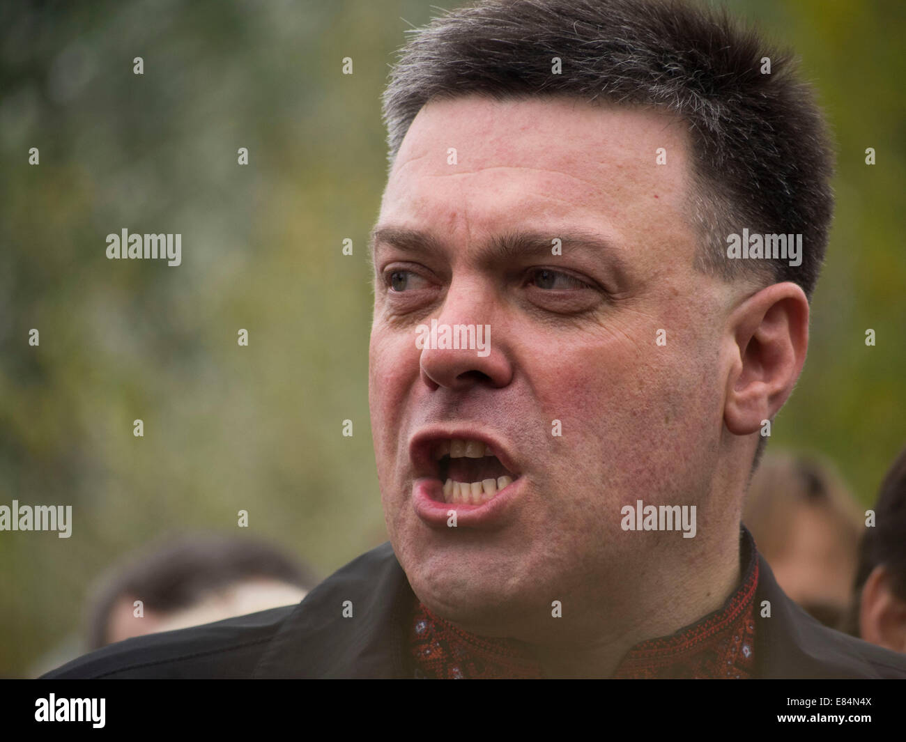 Ukrainien Oleh Tyahnybok est un homme politique qui est membre de la Verkhovna Rada et le chef de parti politique nationaliste Svoboda -- de Kiev à la zone de guerre est allé de l'avant-garde du bataillon "ich'. Des soldats des Forces spéciales qui ont servi pour le Moyen-Orient, ont étudié pendant plus de deux mois. Les rangs du bataillon est venu tous les bénévoles. La grande majorité de "ich" - les membres de l'Union panukrainienne "voboda" ("Liberté"). Adieu solennel a eu lieu à la capitale le Instytutska la rue où l'hiver a tué des centaines de héros le ciel. Banque D'Images