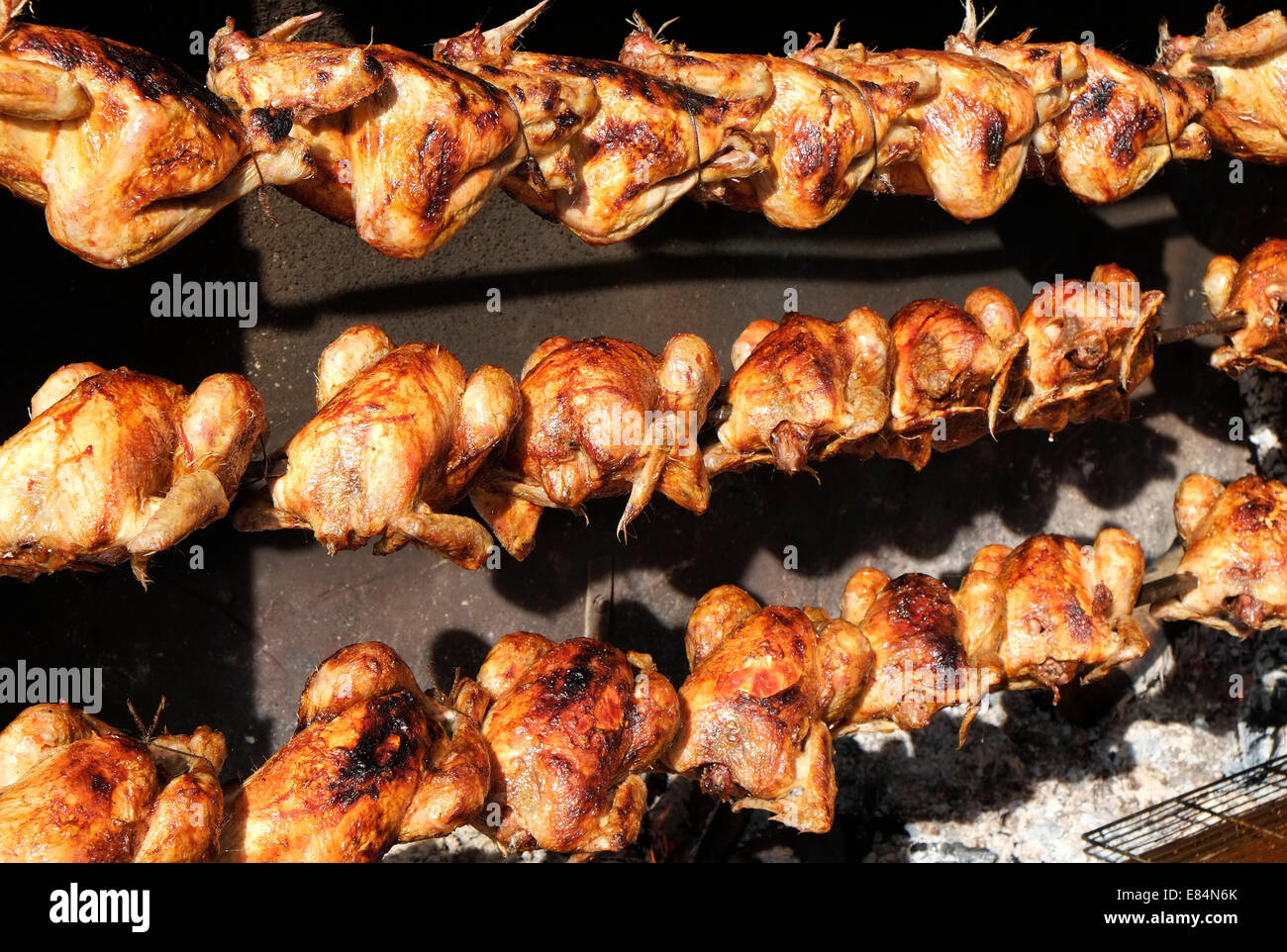Les poulets grillés sur charbon de grande spit roast Photo Stock - Alamy