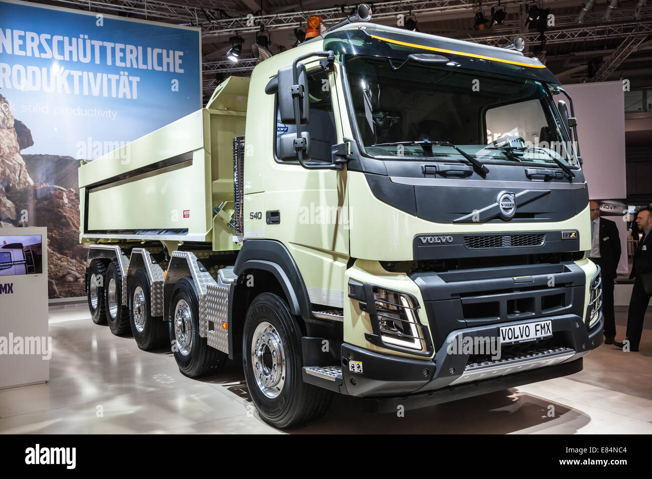 JAMARA 405056 - Camion Benne Basculante Volvo A40G 1:20-2,4 GHz - Rotation Fidèle à L'original, Benne Basculante Haut/Bas, Son Moteur Réaliste (désactivable), Mode Demomo, 2 Roues Motrices, Mode