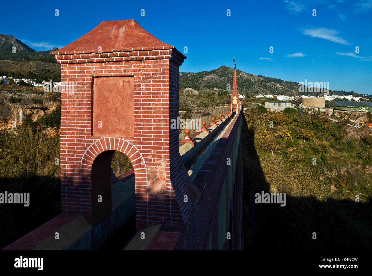 19e C Eagle Aqueduc de l'eau (Acueducto del Águila), entre Nerja, Costa del Sol, la province de Malaga, Andalousie, Espagne Banque D'Images
