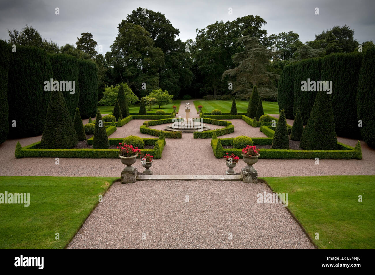 Les jardins à la française au 18e siècle le château de Hillsborough, la résidence officielle du gouvernement dans la région de Hillsborough, comté de Down, Irlande du Nord. Banque D'Images