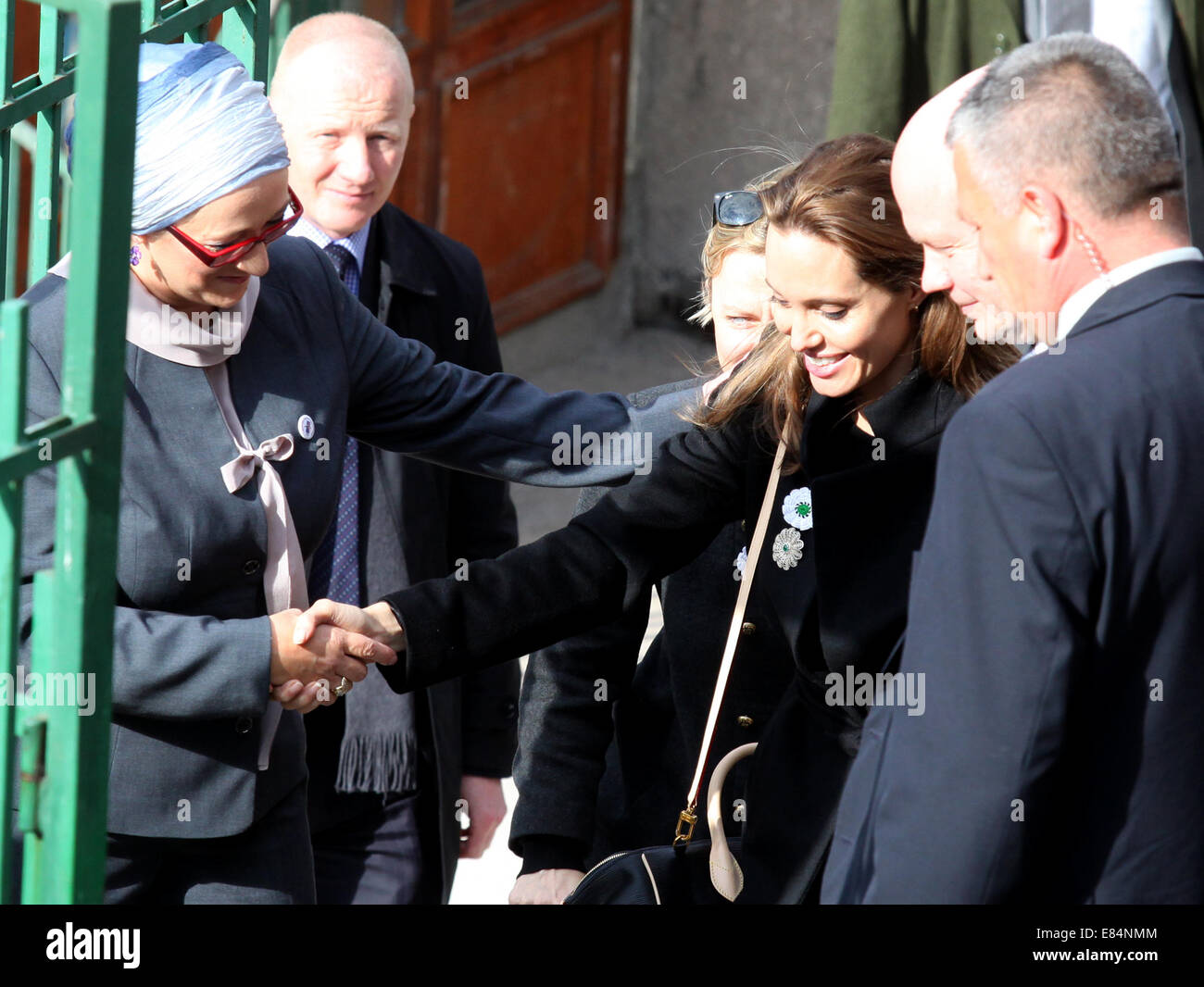 Angelina Jolie, accompagné par le secrétaire d'État aux Affaires étrangères et du Commonwealth, William Hague, a rendu visite à Zenica. Après avoir visité le Centre commémoratif à Potocari, à Srebrenica, ils sont arrivés par hélicoptère à Zenica, où ils ont visité l'organisation Medica et sa maison d'hébergement pour femmes victimes de violence dans la famille d'Angelina Jolie : où : Zenica, Bosnie-et-Herzégovine Quand : 28 Mars 2014 Banque D'Images