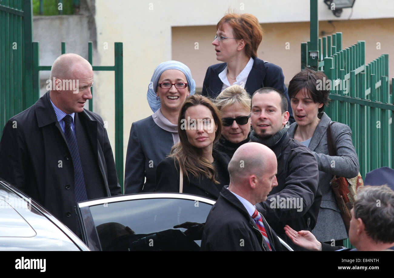 Angelina Jolie, accompagné par le secrétaire d'État aux Affaires étrangères et du Commonwealth, William Hague, a rendu visite à Zenica. Après avoir visité le Centre commémoratif à Potocari, à Srebrenica, ils sont arrivés par hélicoptère à Zenica, où ils ont visité l'organisation Medica et sa maison d'hébergement pour femmes victimes de violence dans la famille d'Angelina Jolie : où : Zenica, Bosnie-et-Herzégovine Quand : 28 Mars 2014 Banque D'Images
