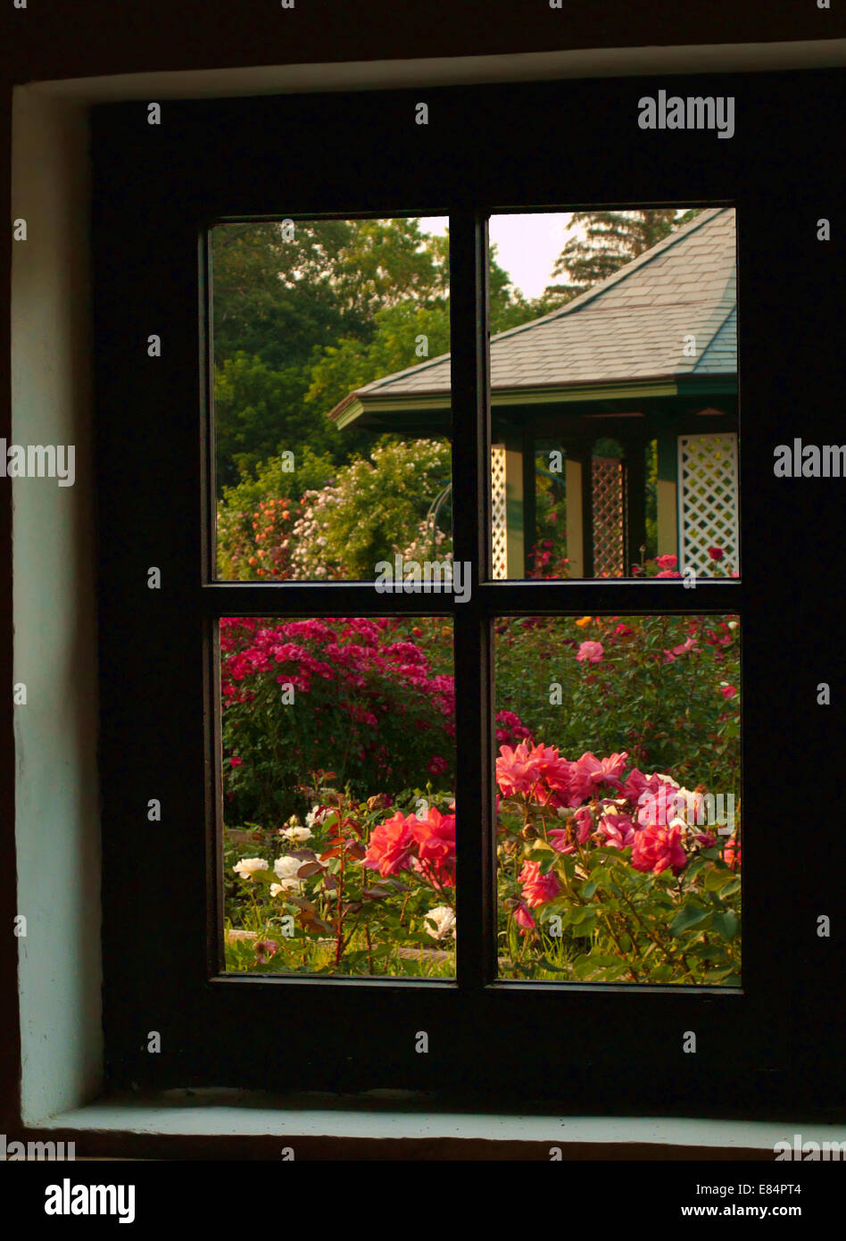 Vue depuis une fenêtre de l'intérieur sur un jardin et pavillon Banque D'Images