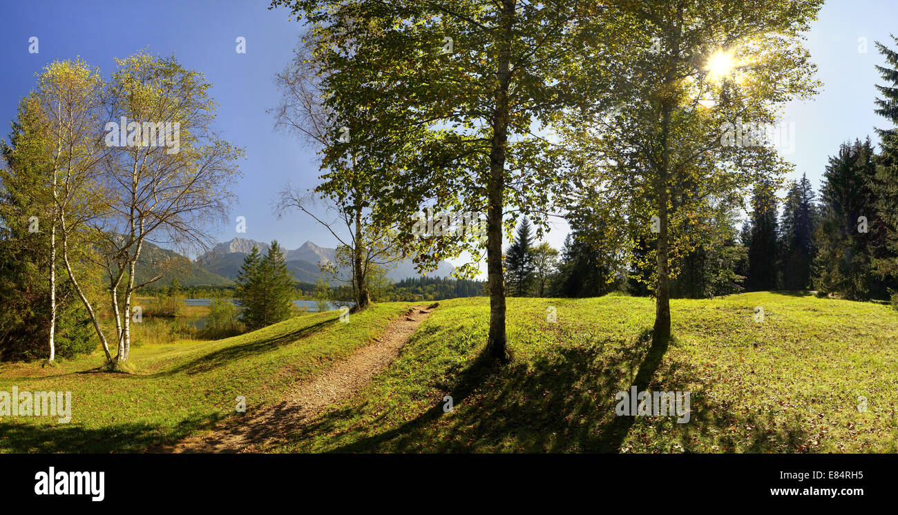DE - La Bavière : Lac Barmsee près de Kruen avec Karwendel en arrière-plan Banque D'Images