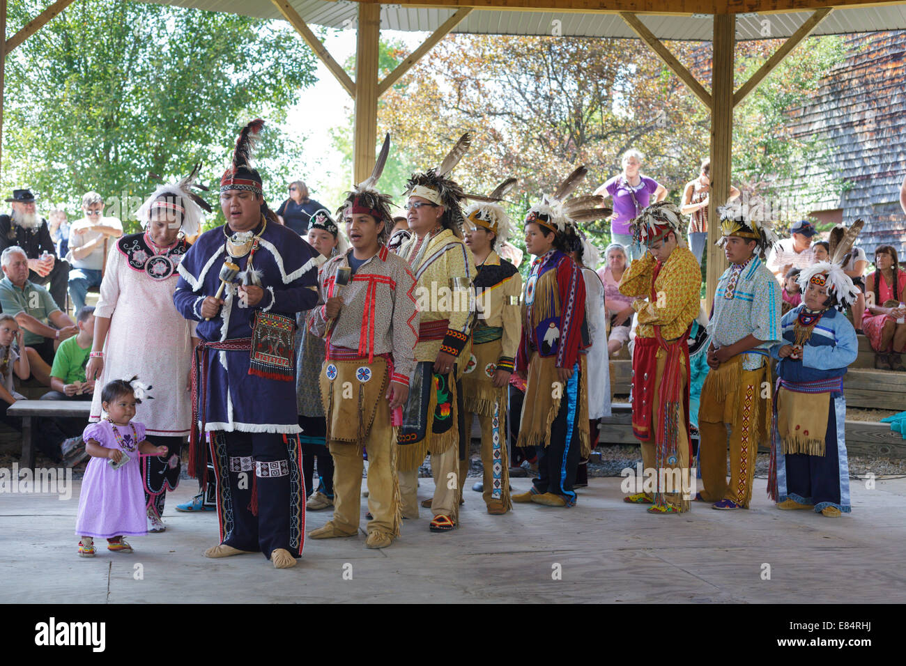 La danse sociale démonstration au Festival Iroquois près de Cobleskill, New York State Banque D'Images