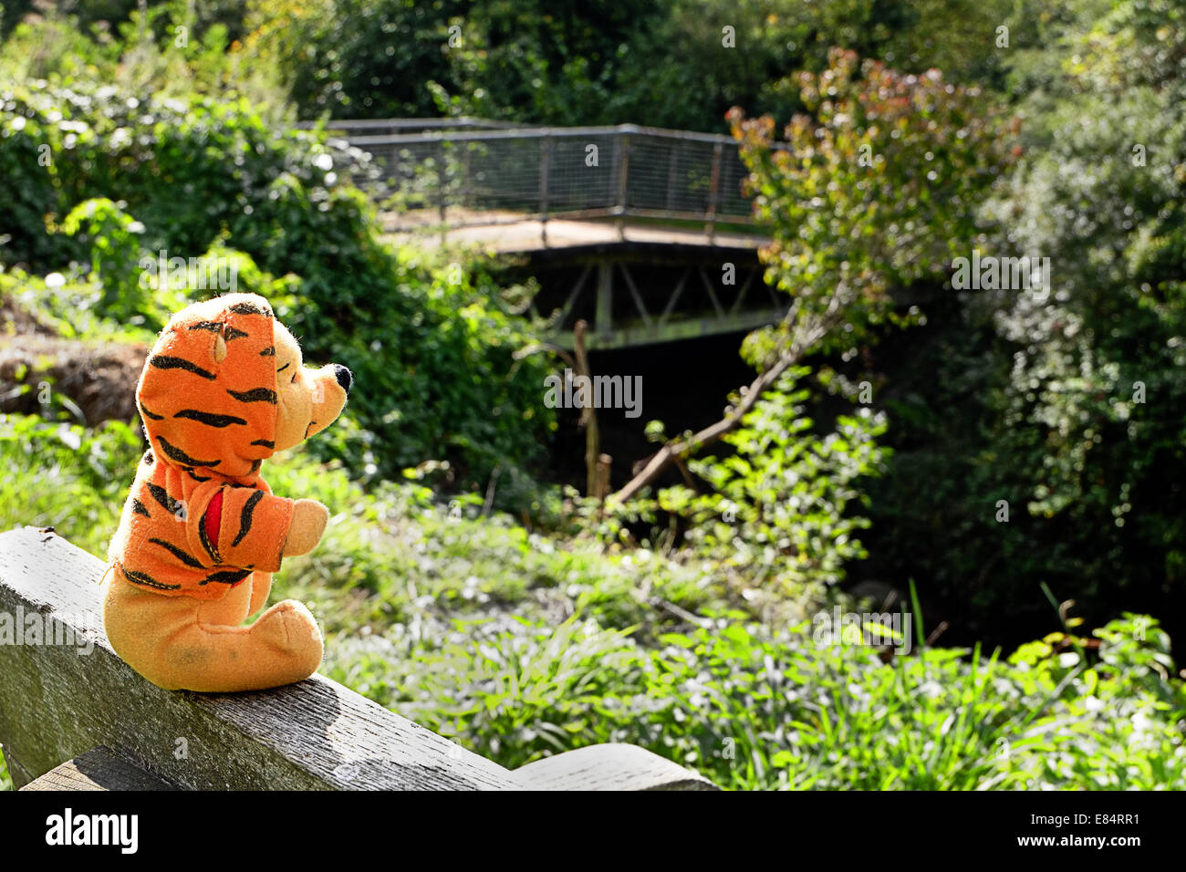 Jouet Winnie l'Ourson, un don gratuit de MacDonald, assis par un vieux pont. 17 Septembre 2014 Banque D'Images