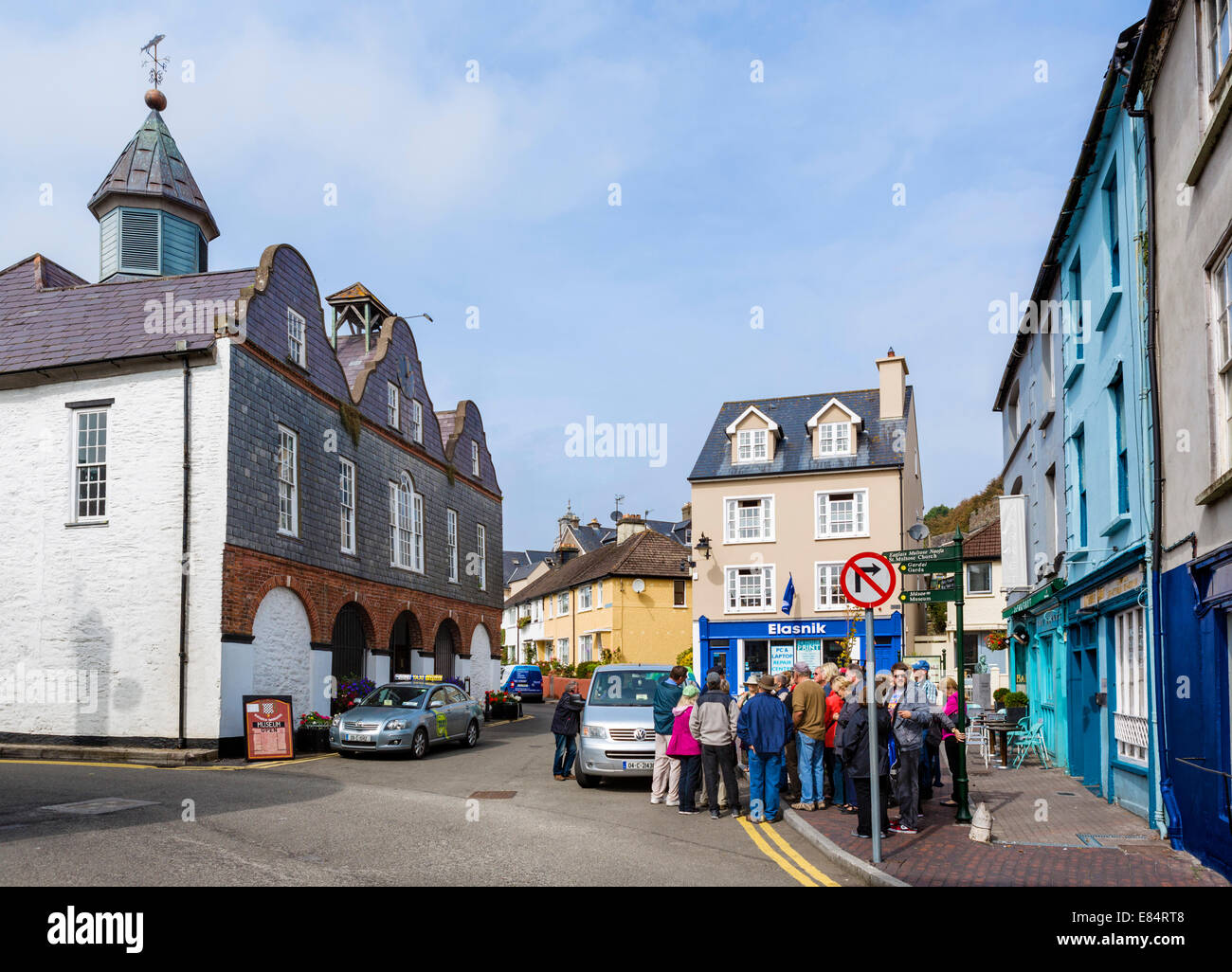 Les touristes en face de l'old Market House (aujourd'hui Musée Régional de Kinsale), Place du marché, de Kinsale, dans le comté de Cork, Irlande Banque D'Images