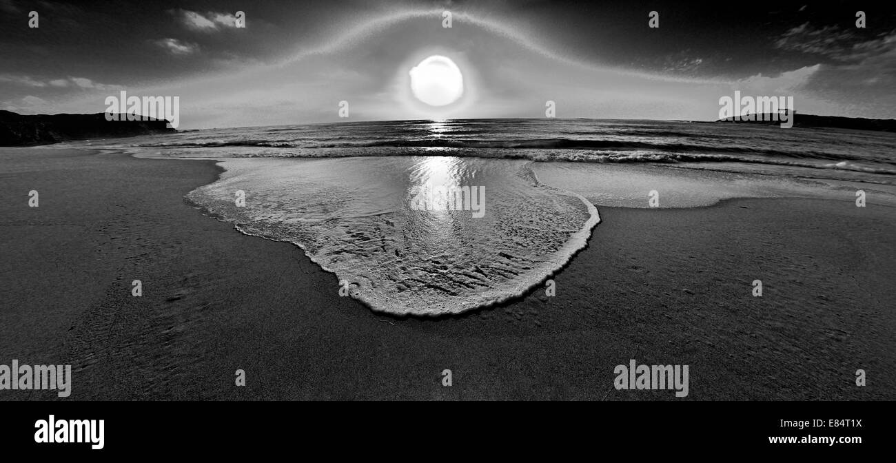 Le Portugal, l'Alentejo : Noir et blanc vue panoramique sur la plage de Furnas à Vilanova de Milfontes Banque D'Images