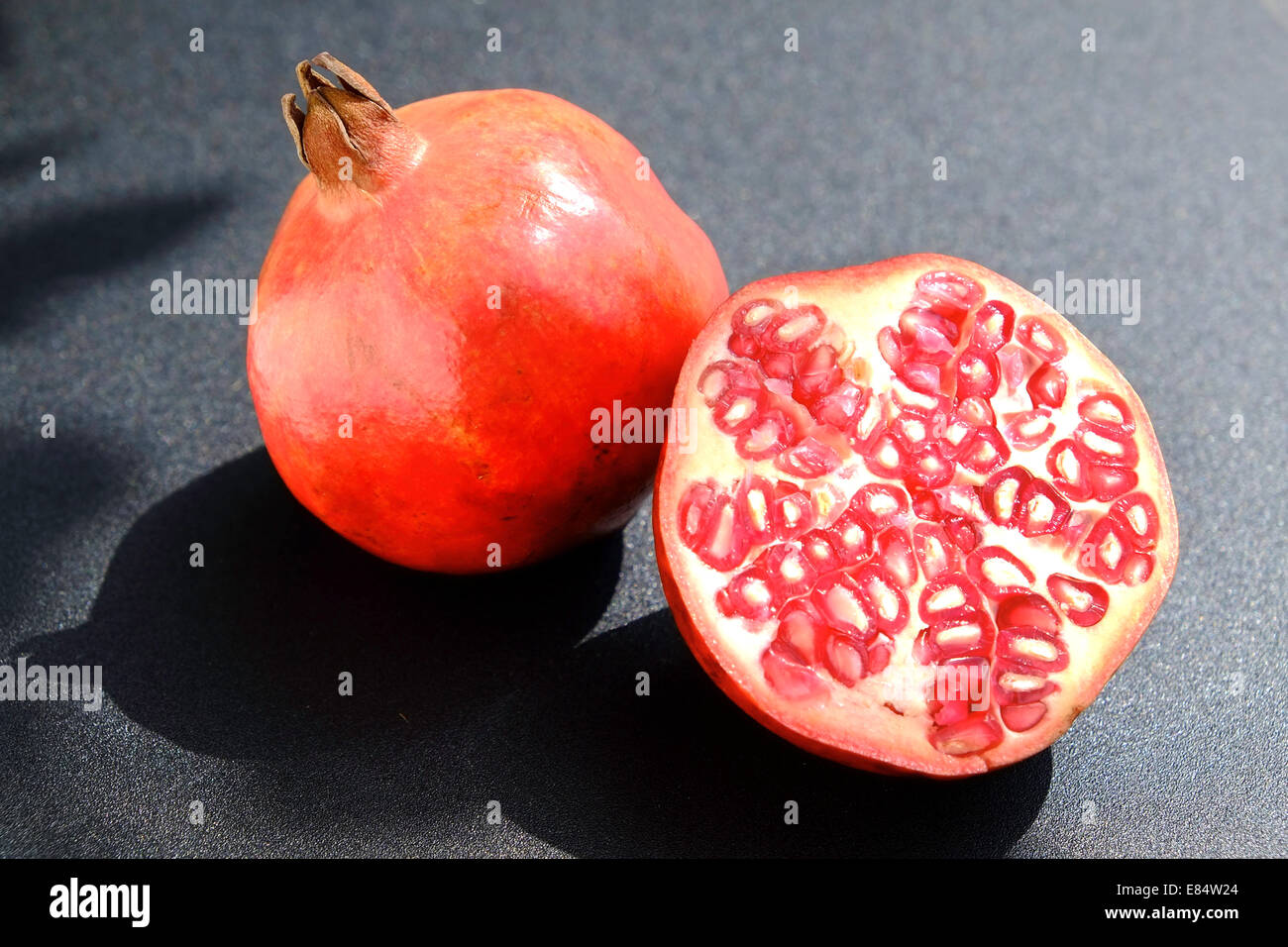 Un ensemble de panneaux et de grenadier sur fond noir sous le soleil de l'éclairage naturel Banque D'Images
