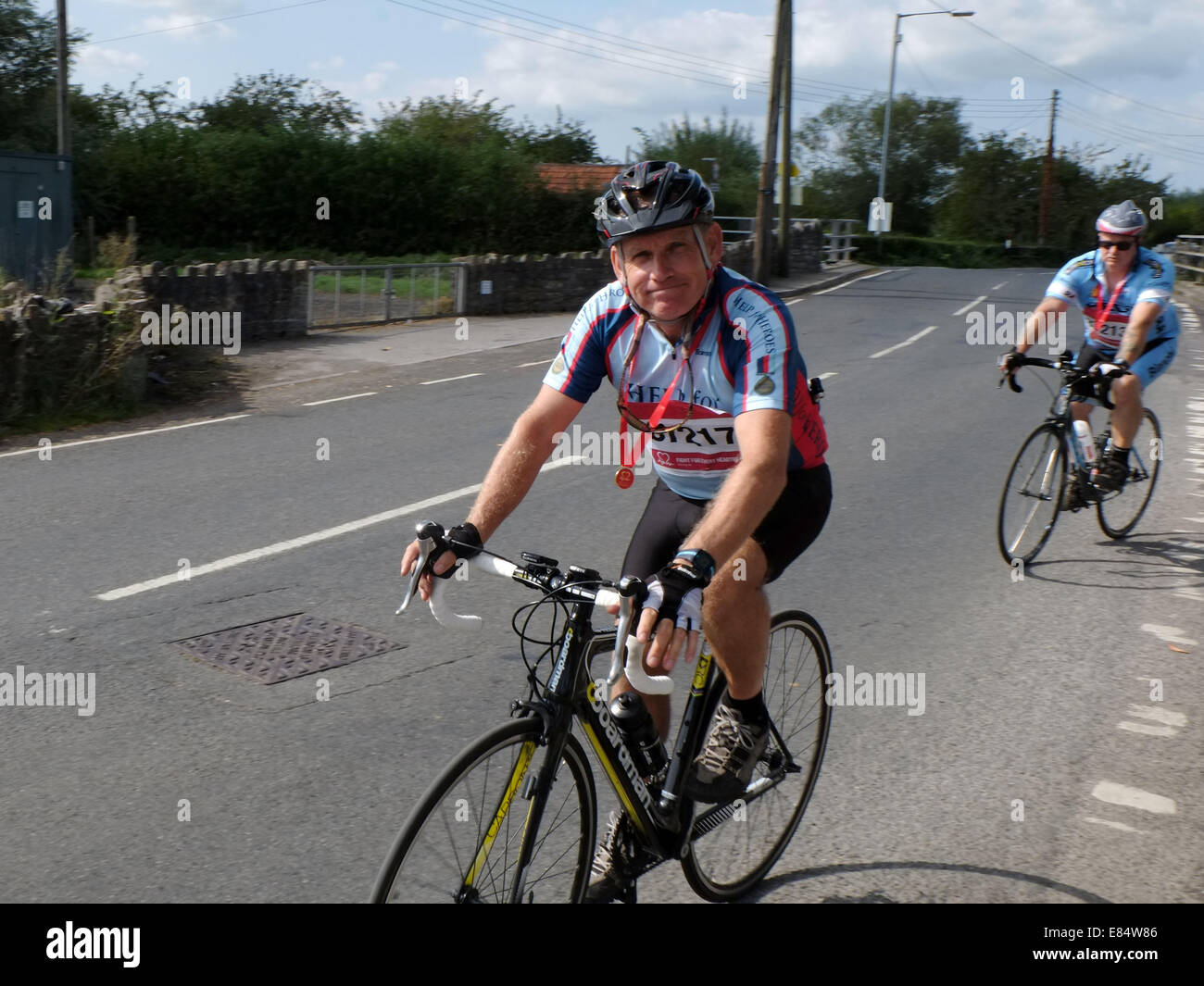 Deux cavaliers avec leurs médailles de finition suivant le niveau de Glastonbury charité cycle ride 14 Septembre 2014 Banque D'Images