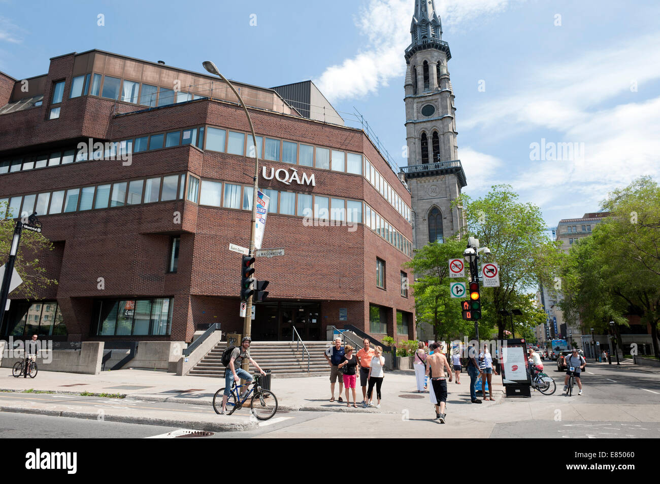 Coin de la rue St Denis et le boulevard de Maisonneuve, Montréal, province de Québec, Canada. Banque D'Images