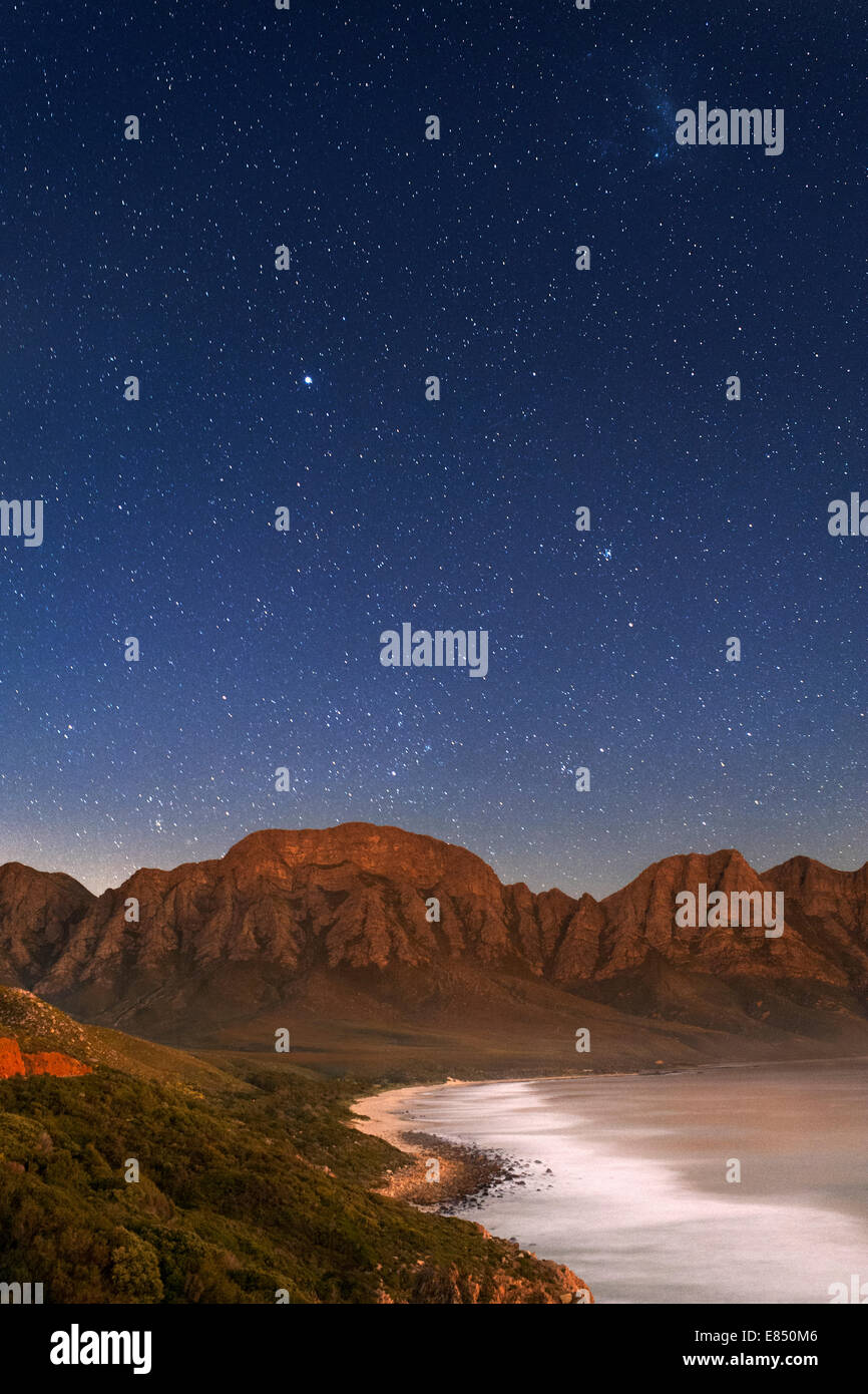 Voir la lune de Kogel Bay près de Cape Town en Afrique du Sud. Banque D'Images