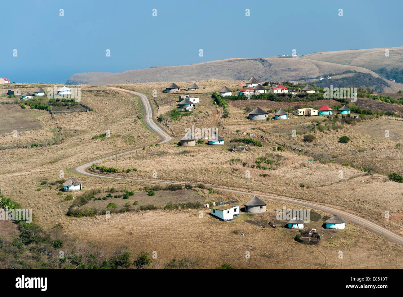 Le xhosa huttes sur les collines près de Coffee Bay en Afrique du Sud, Province du Cap oriental. Banque D'Images