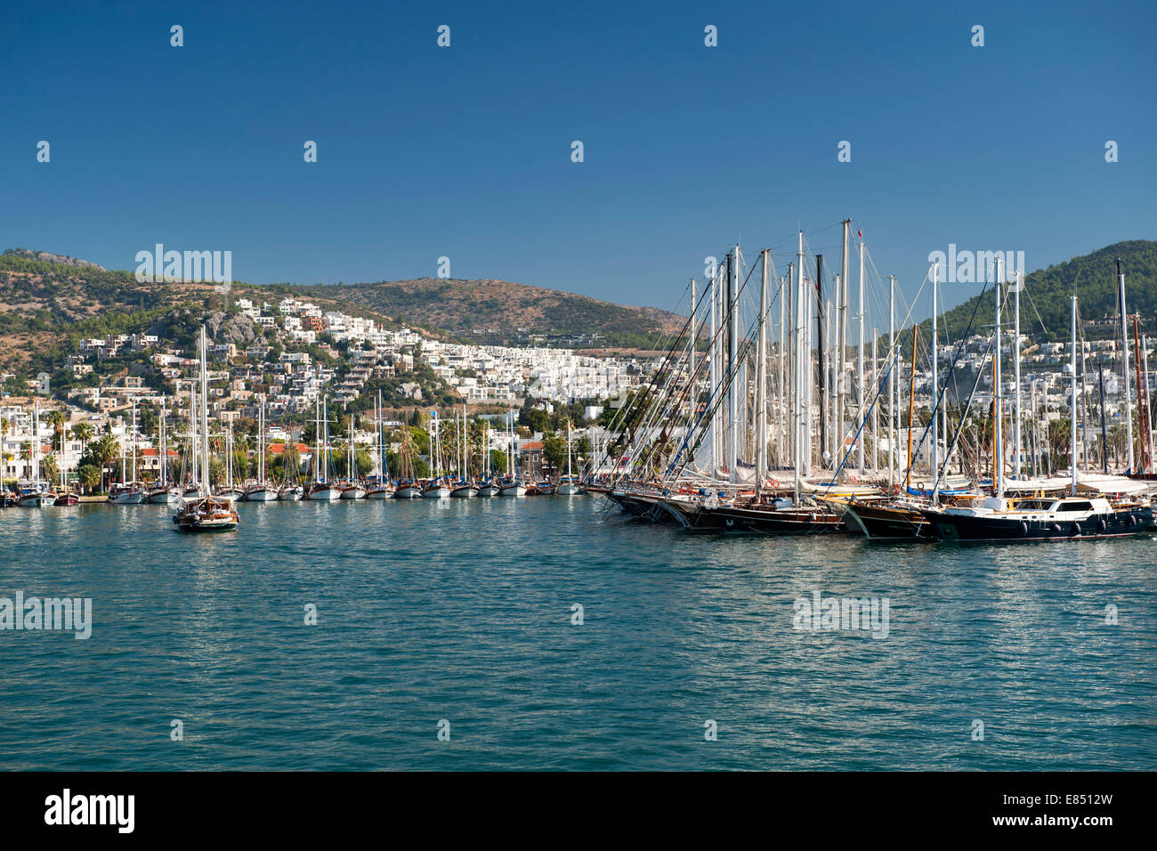 Vue sur le port et la ville de Bodrum, sur la côte égéenne de la Turquie. Banque D'Images