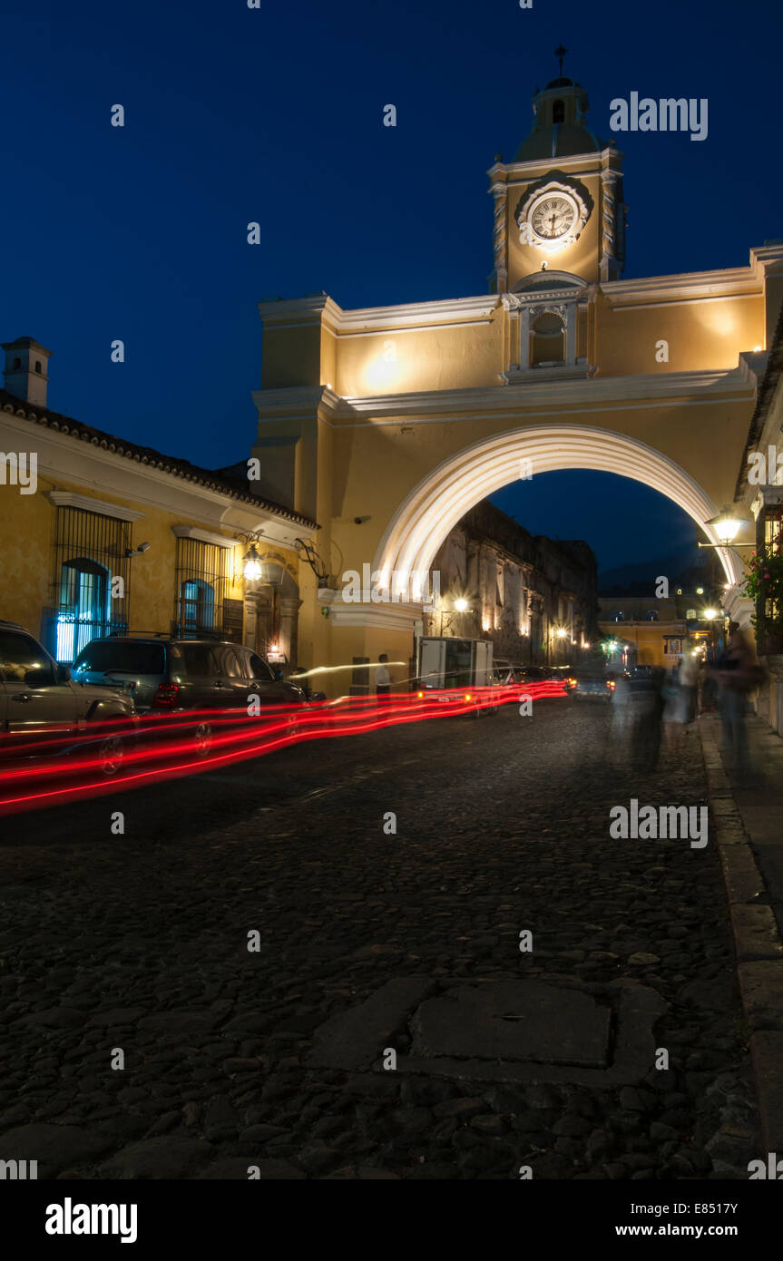 Arc de Santa Catalina, Arco de Santa Catalina, dans la nuit, Antigua, Guatemala Banque D'Images