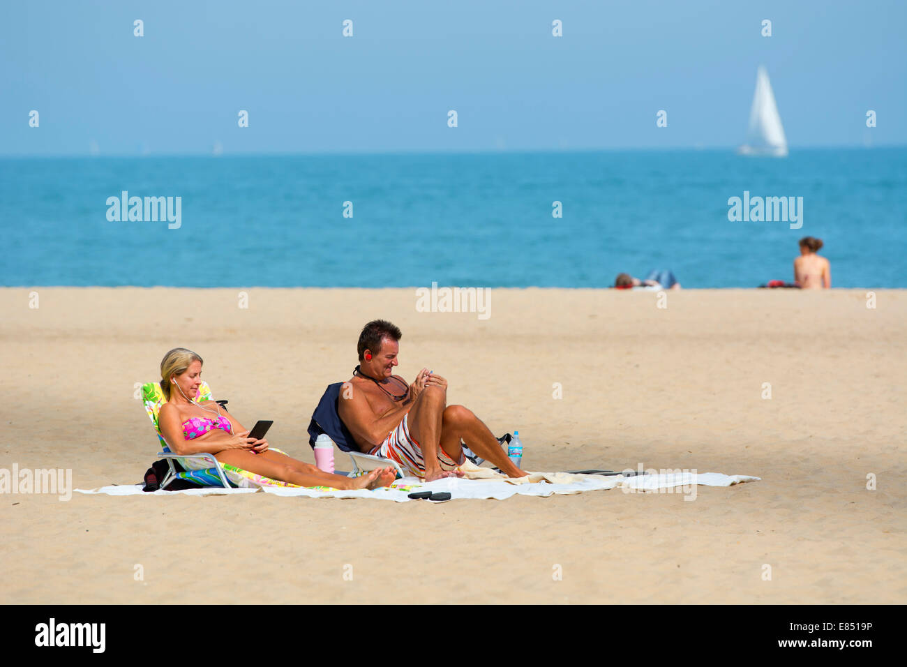 Couple on Beach, Oak Street Beach, Chicago en utilisant les appareils mobiles Banque D'Images
