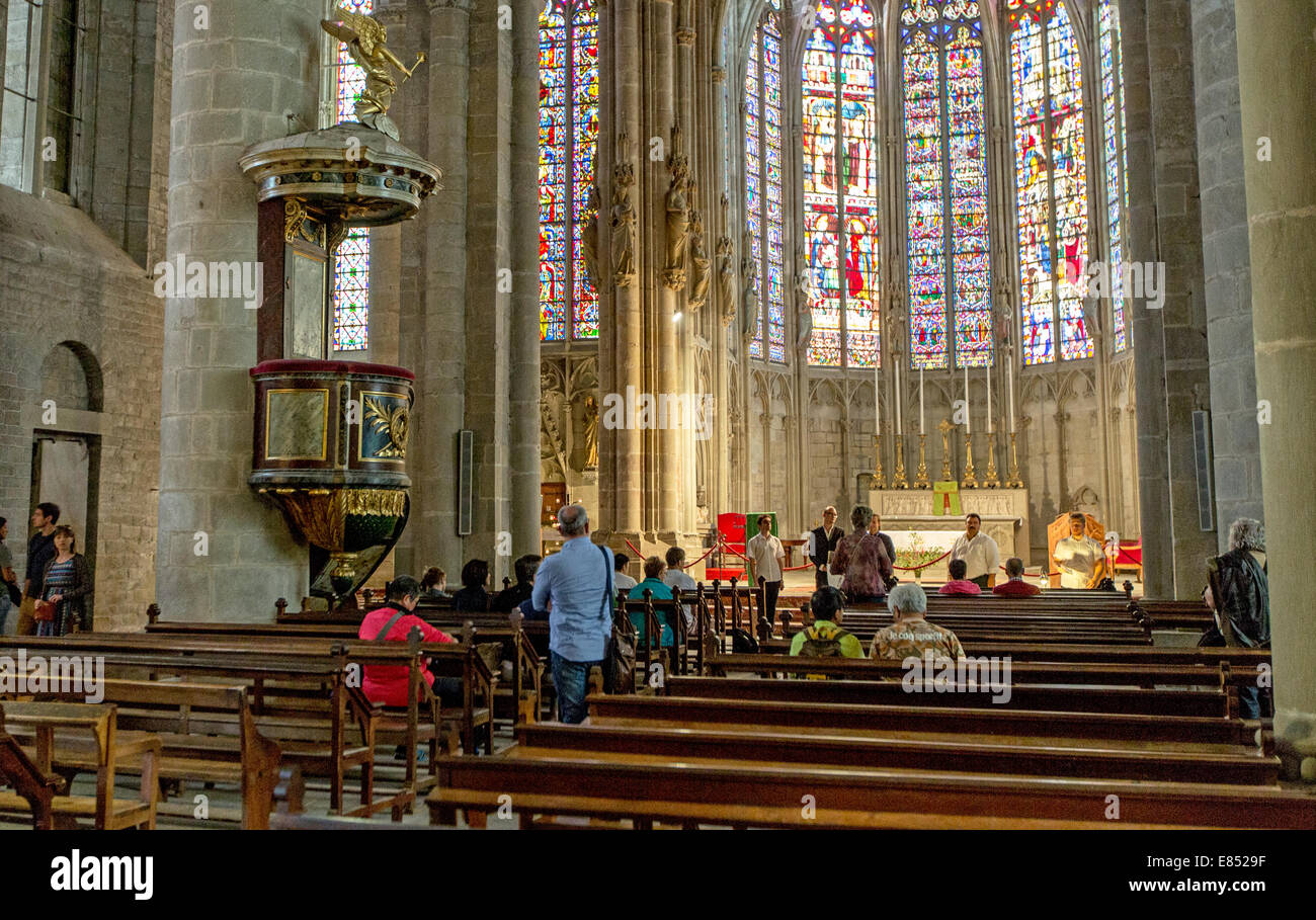 Intérieur de la cathédrale basilique Saint-Nazaire à l'intérieur de la ville médiévale de Carcassonne France Banque D'Images