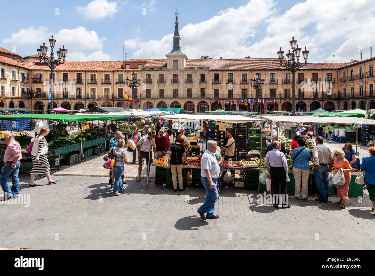 Le jour du marché de la Plaza Mayor, Leon Espagne ; les habitants locaux et les touristes se promener autour de la Plaza Major shopping le marché. Banque D'Images
