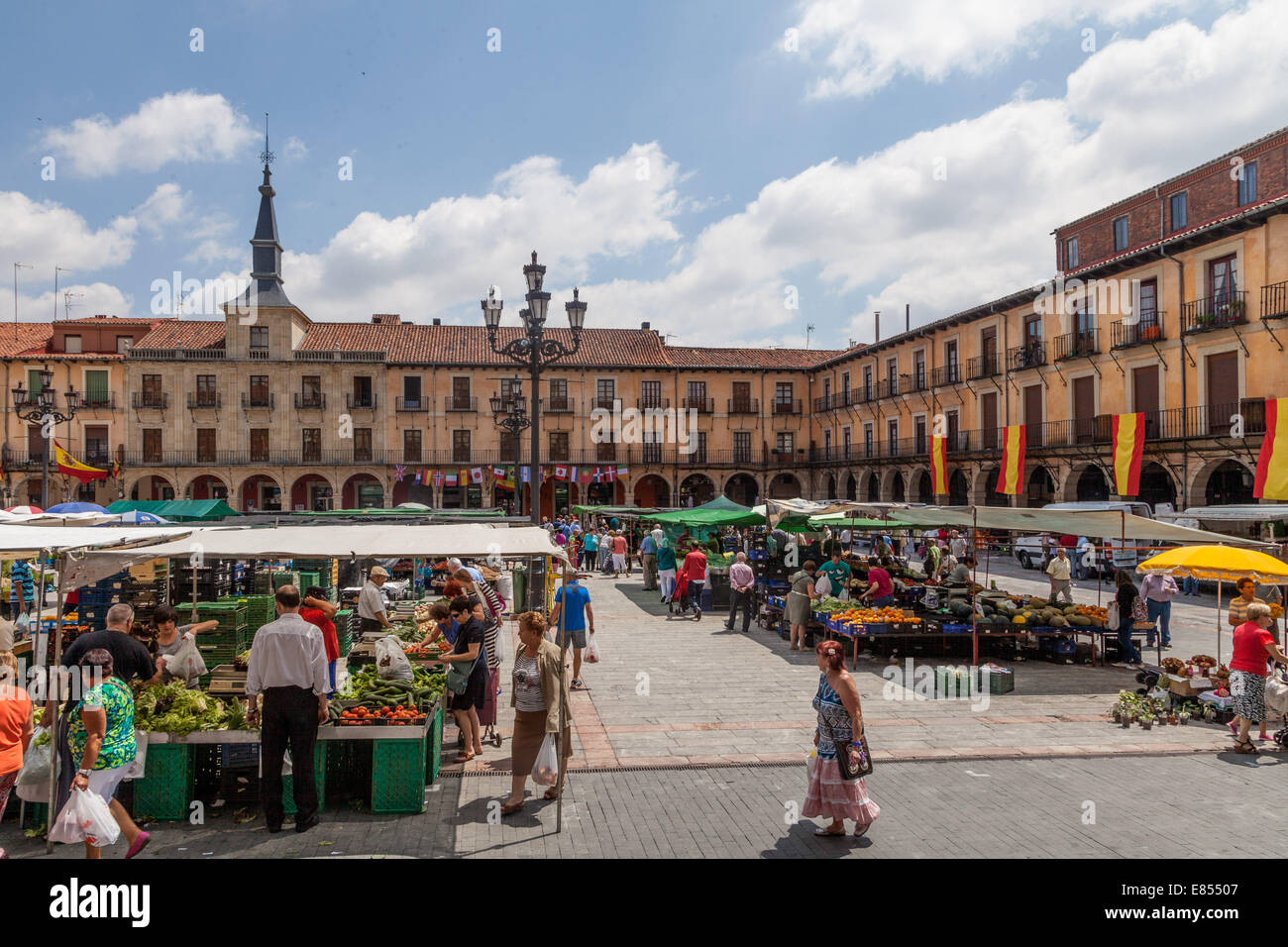 Le jour du marché de la Plaza Mayor, Leon Espagne ; les habitants locaux et les touristes se promener autour de la Plaza Major shopping le marché. Banque D'Images