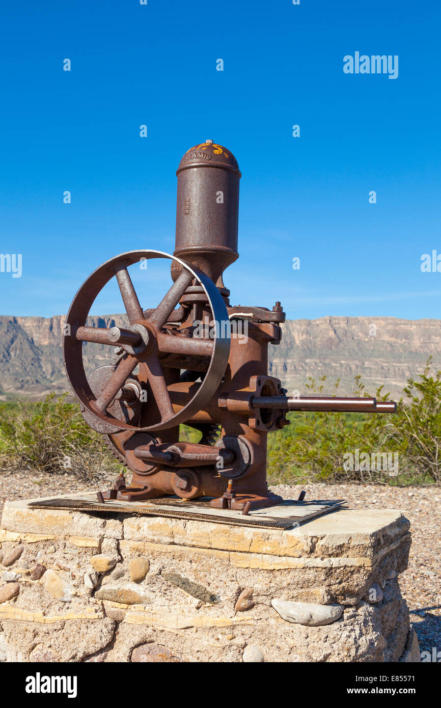 Ancienne pompe utilisé dans la culture du coton sur l'affichage à l'Castolon Historic District à Big Bend National Park. Banque D'Images