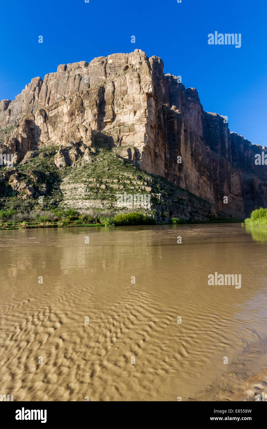 Santa Elena Canyon sur le fleuve Rio Grande à Big Bend National Park. Banque D'Images