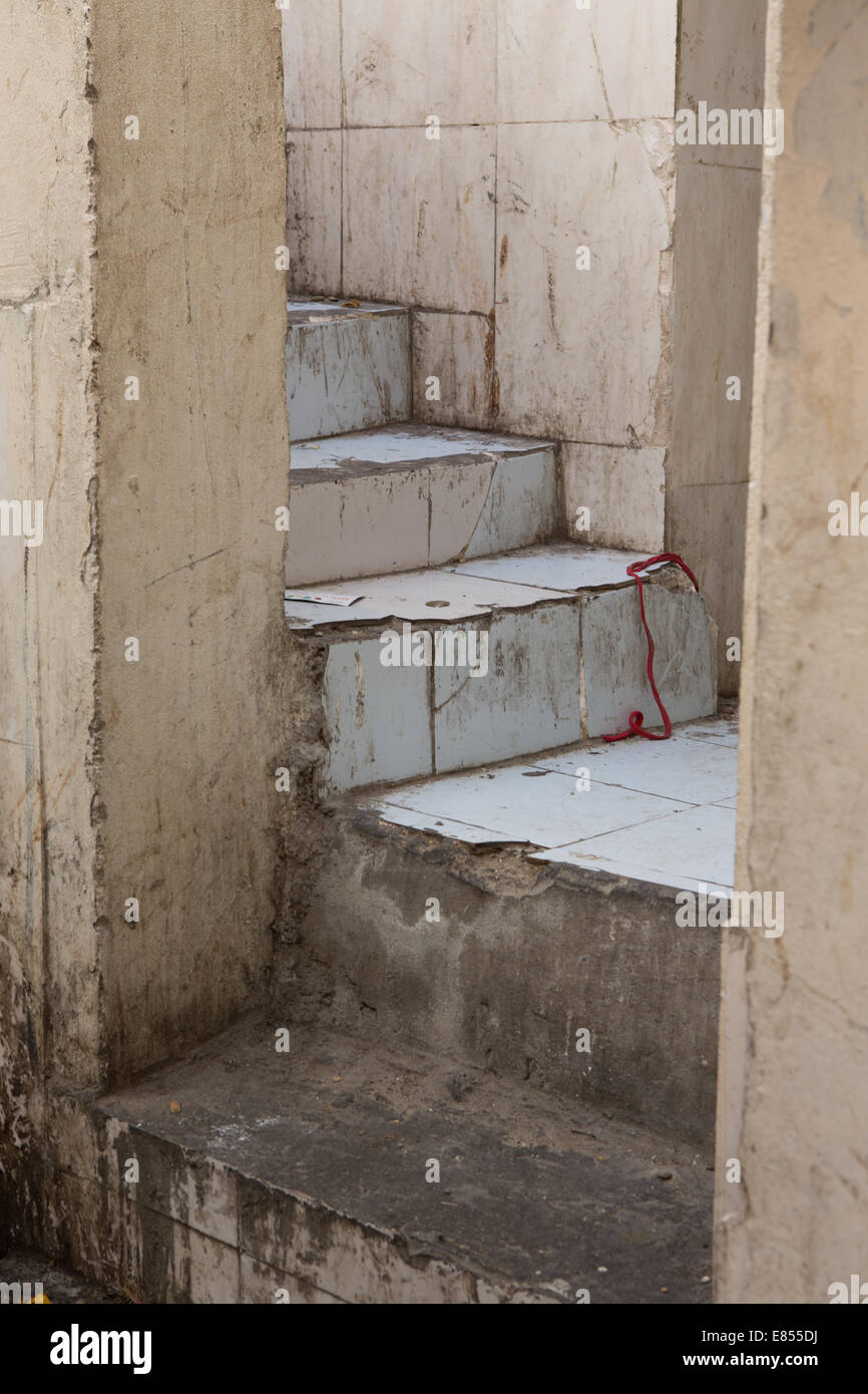 Un escalier sale, Deira, Dubaï, Émirats arabes unis. Banque D'Images