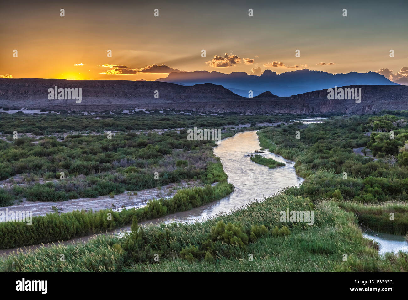 Coucher de soleil sur les montagnes Chiso avec Rio Grande River dans le parc national Big Bend. Banque D'Images