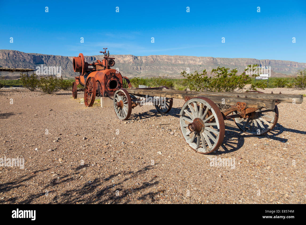 Vieux Wagon et genièvre de coton machine à vapeur sur l'affichage à l'Castolon Historic District à Big Bend National Park. Banque D'Images