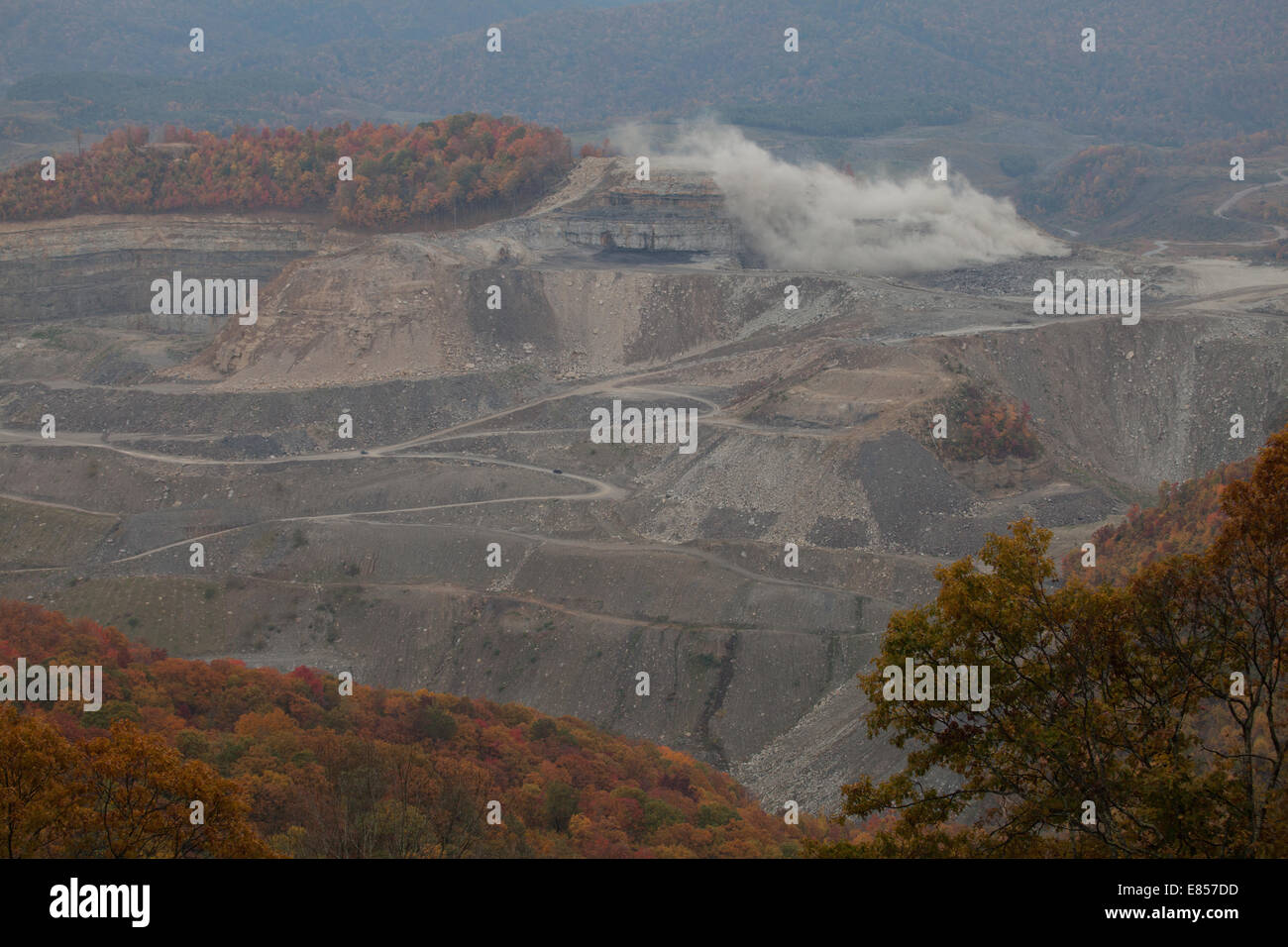 L'extraction du charbon explosion contrôlée sur l'objet de fouilles, au sommet des Appalaches, Wise County, Virginia, USA Banque D'Images