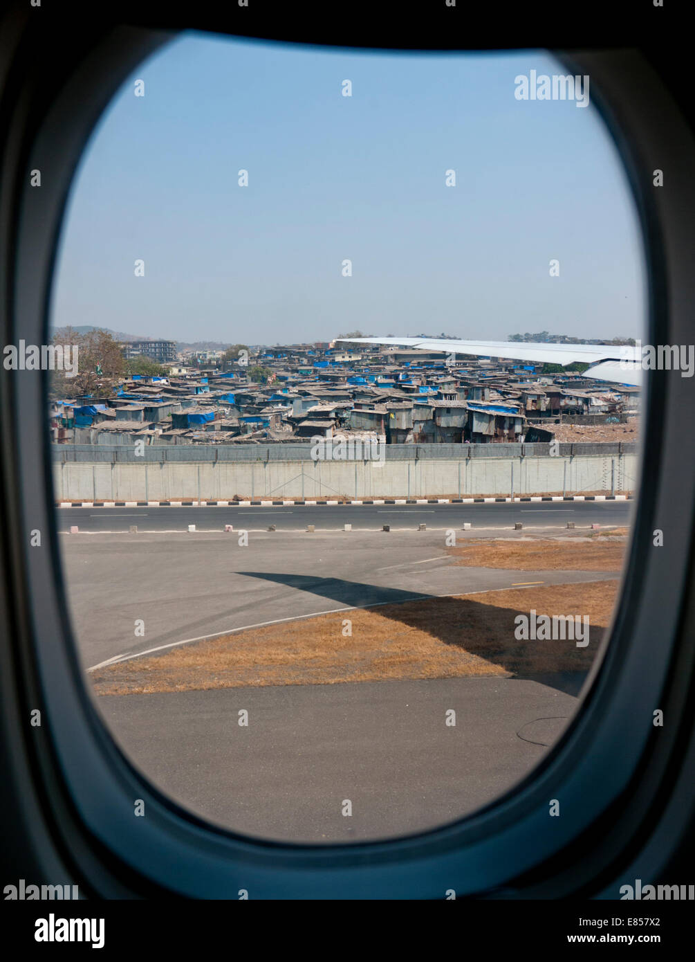 Vue d'un bidonville à côté de l'aéroport de Chhatrapati Shivaji de Mumbai vue à partir de la fenêtre d'une compagnie aérienne de l'Inde Banque D'Images