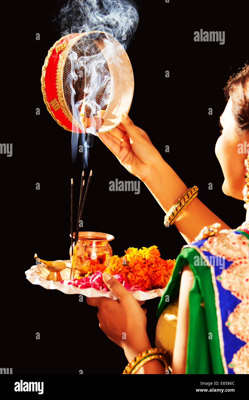 Mesdames Karva Chauth indien pooja Banque D'Images