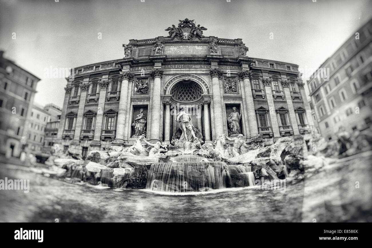 Style vintage photo de la fontaine de Trevi (Fontana di Trevi). Rome - Italie. ( Le bruit, la saleté et les rayures ajouté en post-production.) Banque D'Images