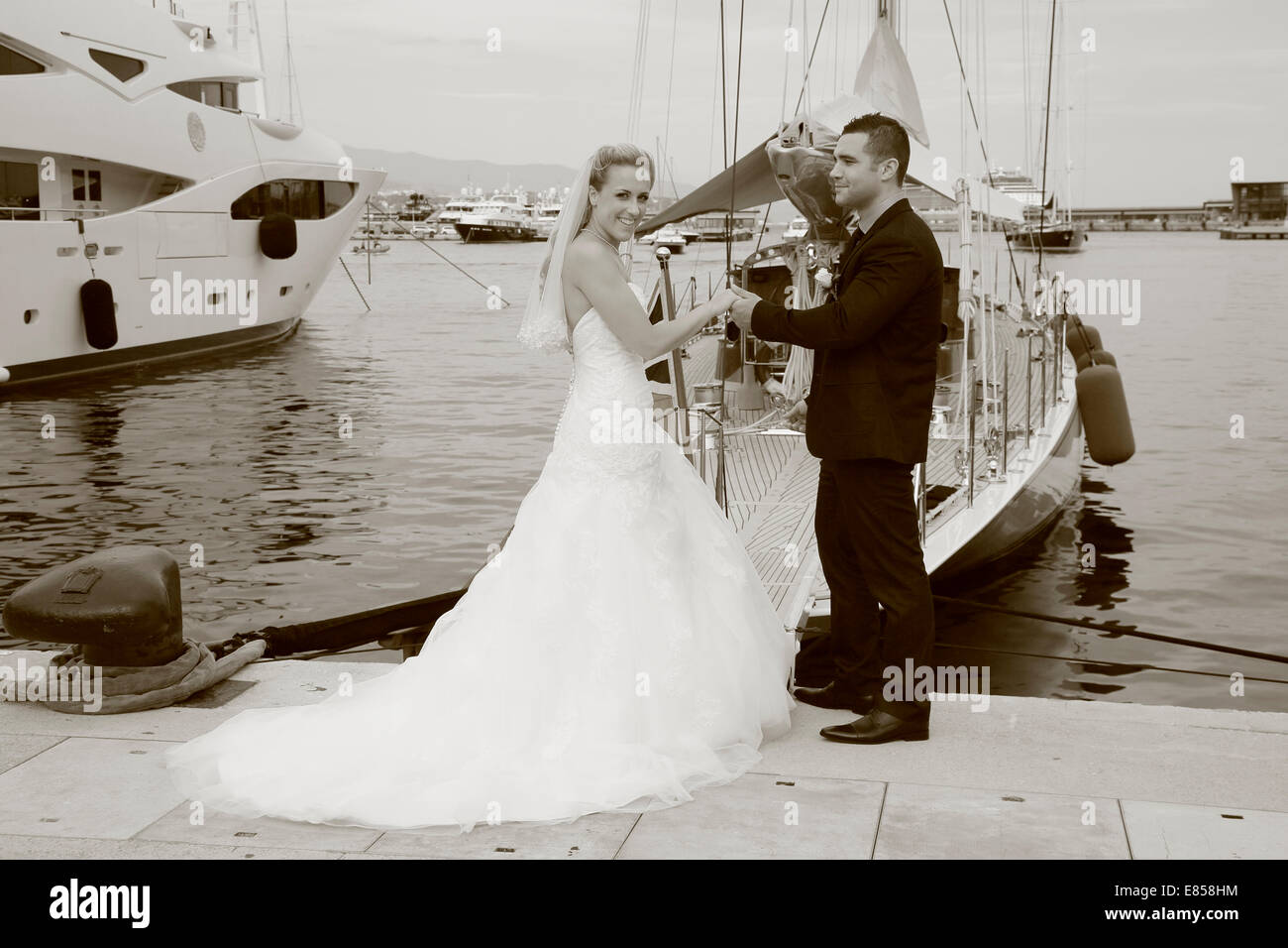 Jeunes mariés à bord d'un yacht dans une marina Banque D'Images