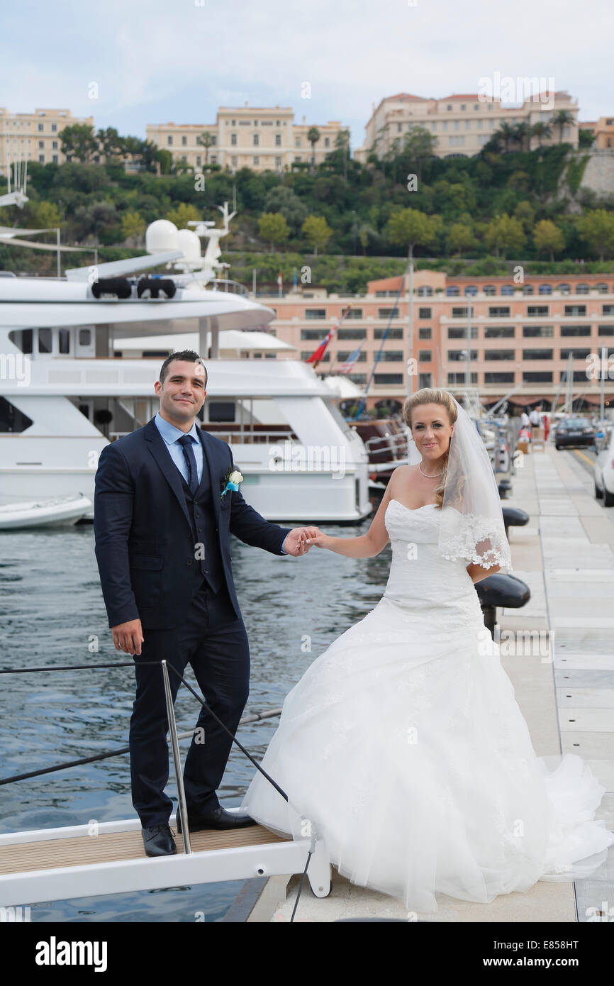 Jeunes mariés à bord d'un yacht dans une marina Banque D'Images