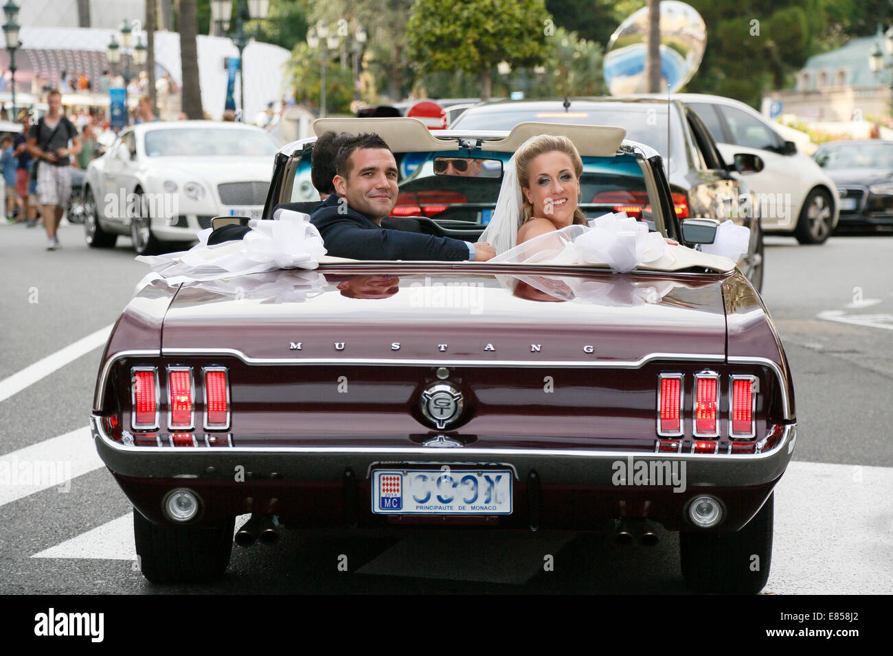 Bride and Groom riding dans une Ford Mustang décapotable voiture à travers la ville, Monaco Banque D'Images