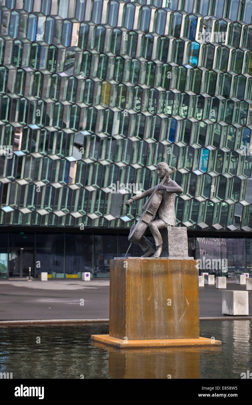 Monument situé en face de Harpa concert hall et centre de conférences, le nouveau bâtiment emblématique de Reykjavík, Islande Banque D'Images