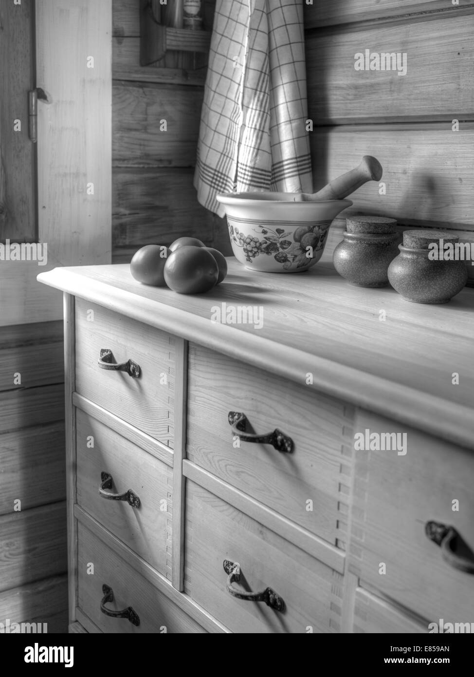 La cuisine à l'intérieur d'un chalet en bois, les tomates sur la table, image en noir et blanc Banque D'Images