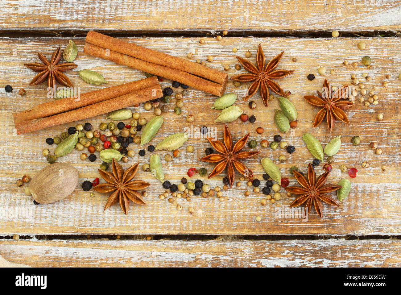 Sélection d'épices et fines herbes sur la surface en bois Banque D'Images