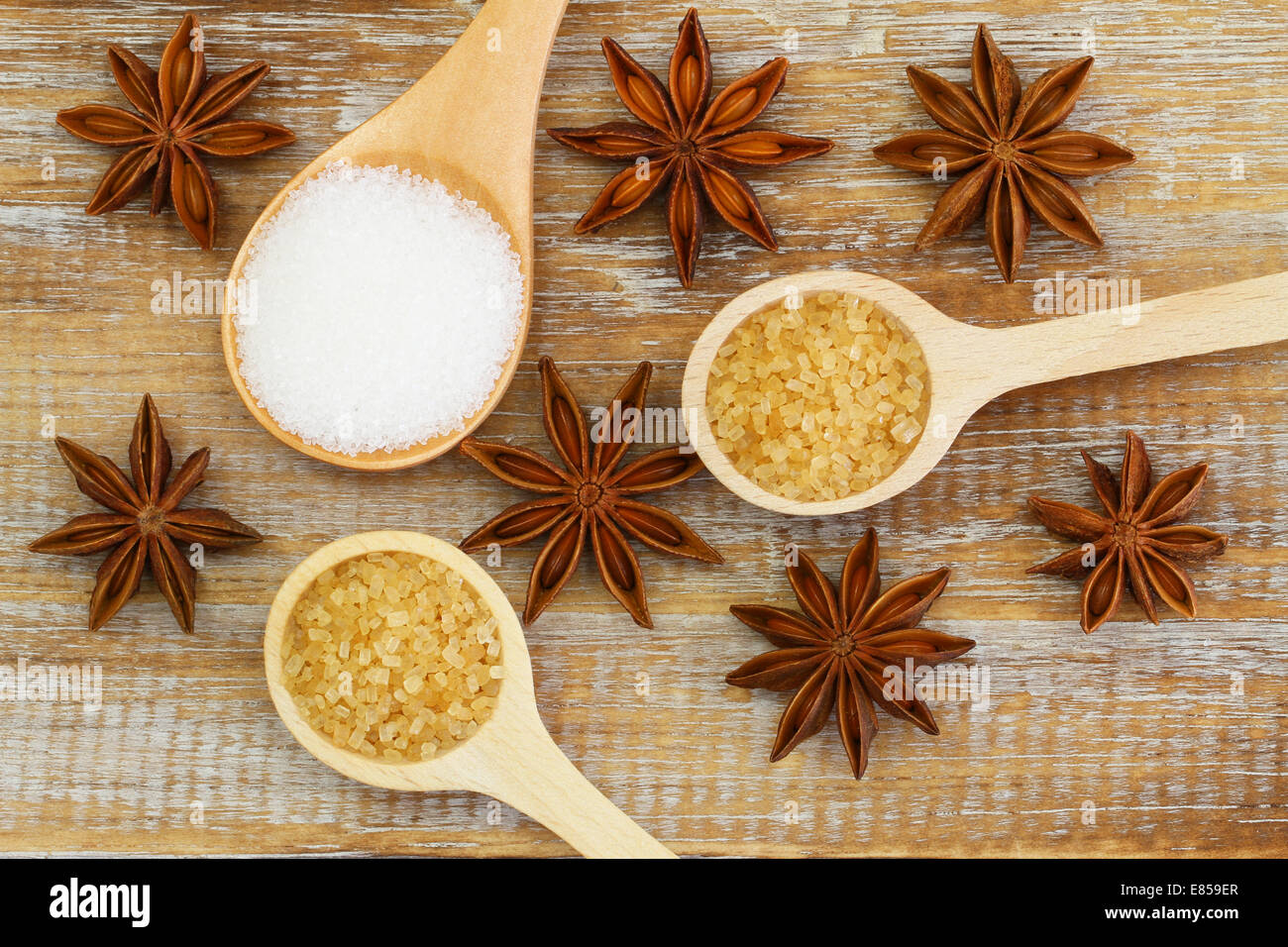 Sucre blanc et brun sur les cuillères en bois et d'anis étoilé Banque D'Images