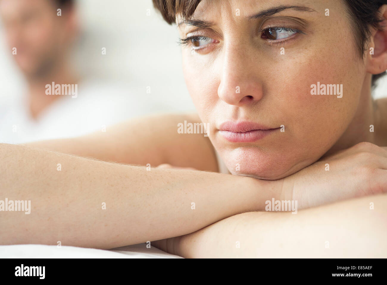 Femme en colère et ressentiment à la suite de différends avec mari Banque D'Images