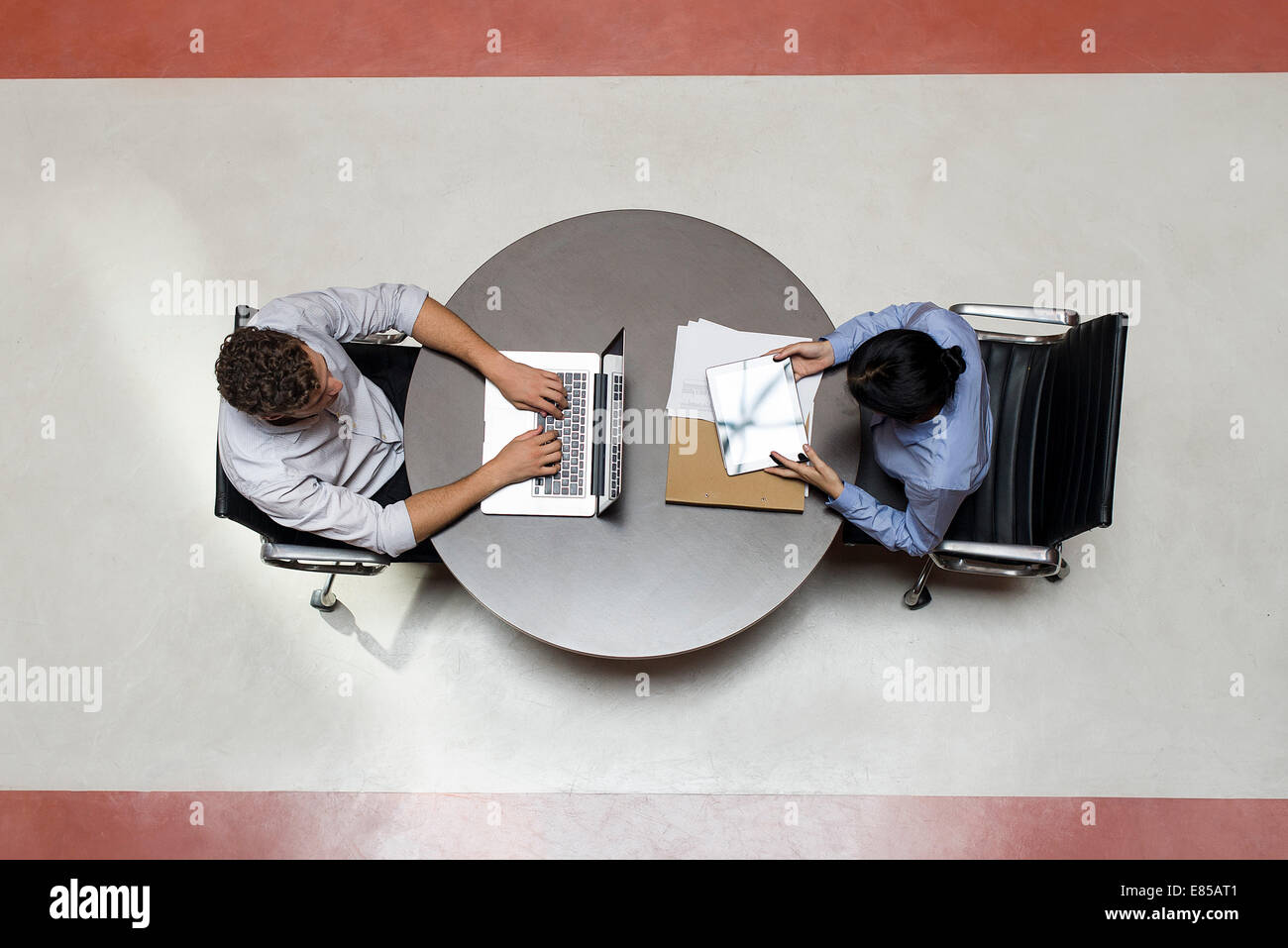 Les stagiaires travaillant dans l'espace de bureau partagé Banque D'Images