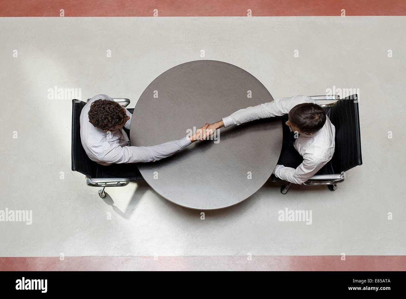 Businessmen shaking hands Banque D'Images