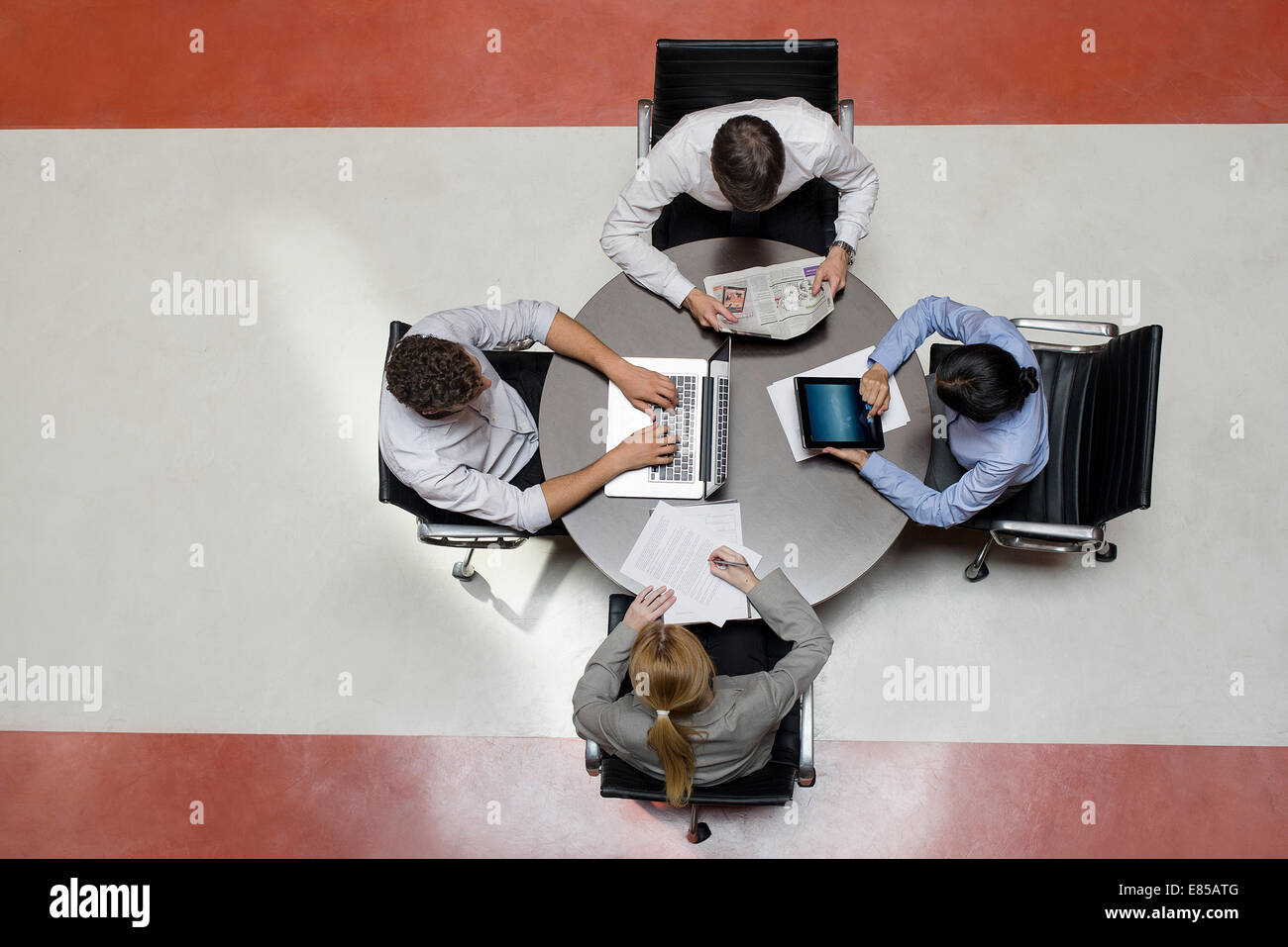 Les employés de bureau qui travaillent en salle de pause Banque D'Images